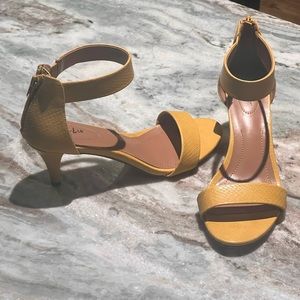 STYLE AND CO 8.5 YELLOW HEELS